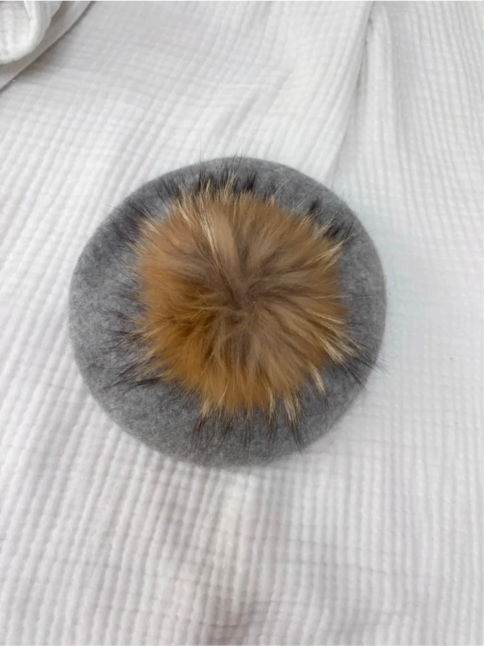 Girl’s Unbranded Gray Beret with Brown Fur Pom Pom One Size